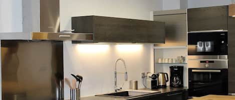 Réfrigérateur, four à micro-ondes, un four, surface de cuisson