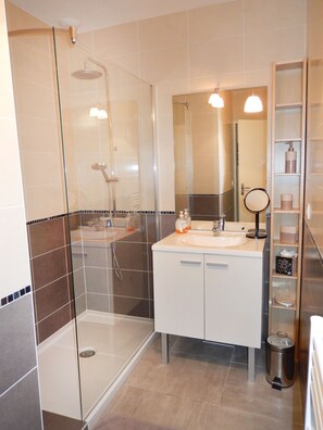 Een douche, een haardroger, toiletpapier