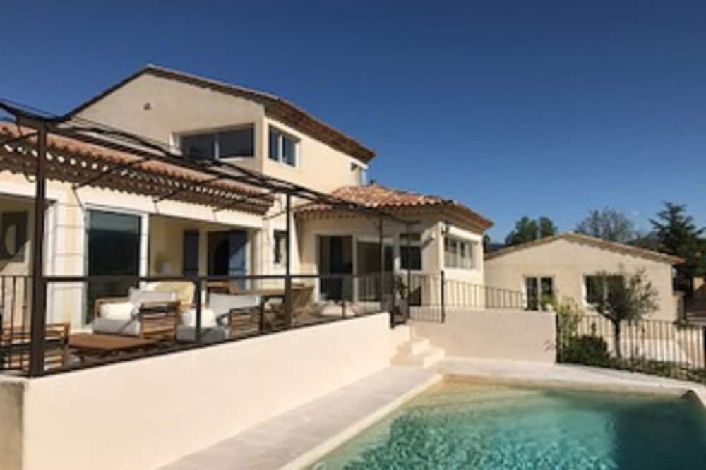 Beautiful villa 200 m2 with view and 2 pool houses near Roussillon luberon