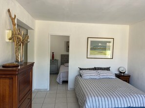 6 Schlafzimmer, Schreibtisch, Bügeleisen/Bügelbrett, Reisekinderbett