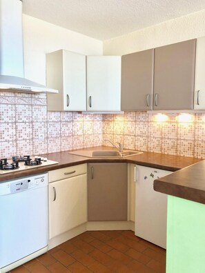 Jääkaappi, mikroaaltouuni, uuni, liesi