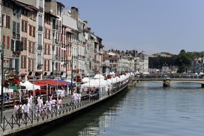 Unclassified image, 2 of 19, button