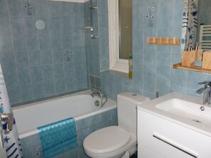 Ensemble douche/baignoire, papier toilette