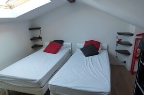 1 quarto, cofres nos quartos, ferros/tábuas de passar roupa