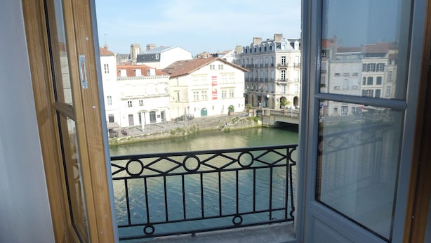 A view from a balcony overlooking a river with buildings in the background. - T1 bis, view Nive, heart of city, ideal for couple / small family, everything on foot! (Bayonne)