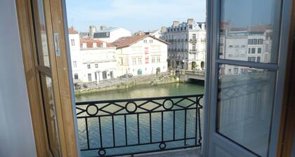 T1 bis, view Nive, heart of city, ideal for couple / small family, everything on foot!