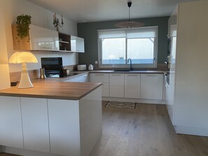 ثلاجة، ميكروويف، فرن، موقد طهي مسطح