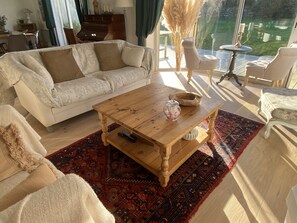 Fernseher, Kamin, DVD-Player, Bücher