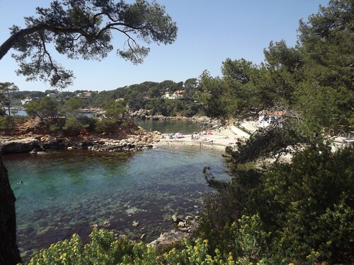 Ground floor villa with pool 10 minutes from cassis.