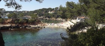 Ground floor villa with pool 10 minutes from cassis.