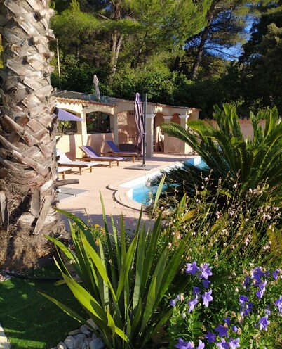 Ground floor villa with pool 10 minutes from cassis.