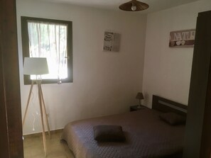 2 bedrooms, iron/ironing board, free WiFi