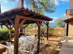 Outdoor dining - Charming little apartment Le Maquis RDC villa with garden area (Portigliolo)
