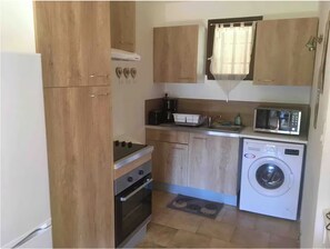 Refrigerador, microondas, cafetera y tetera y utensilios de cocina 