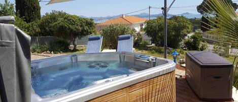 Bain à remous extérieur