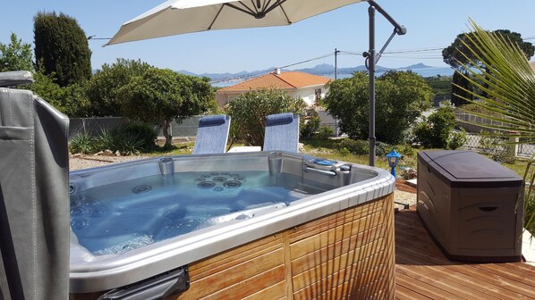 Outdoor spa tub - Villa Saint Georges - SAINT AYGULF (ST AYGULF / FREJUS)