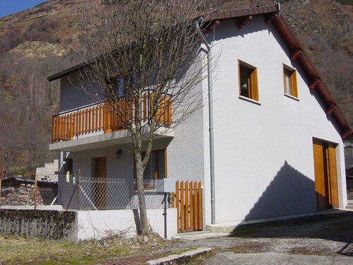 Cottage in the mountains with Wifi for 4 people in Orlu Valley!