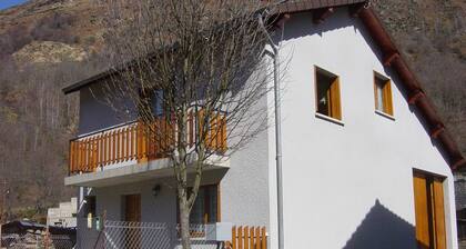 Cottage in the mountains with Wifi for 4 people in Orlu Valley!