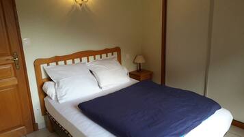 2 chambres, bureau, chambres insonorisées, fer et planche à repasser