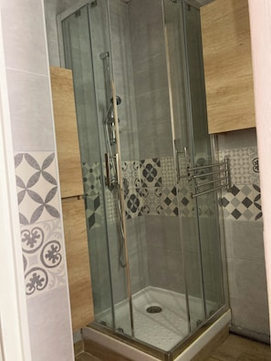 Dusche, Haartrockner, Seife, Toilettenpapier