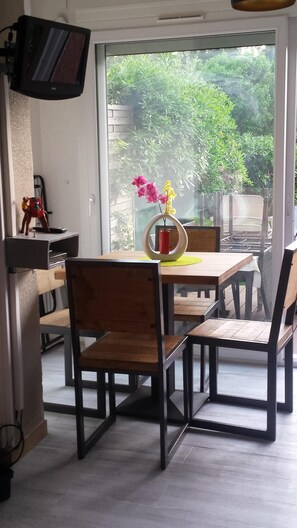 Dining - Studio with garden near port and center  (Sausset-Les-Pins)