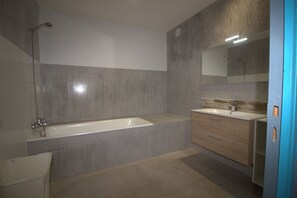 Bathtub, hair dryer - Villa stocking. Feet in the water! Superb sea view- Private pool- Jacuzzi (Cargèse)