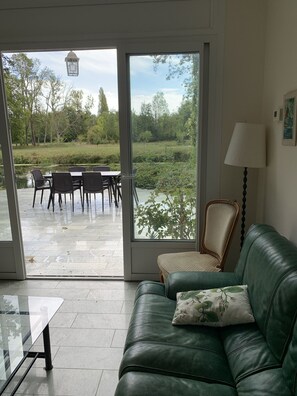 Televisión, chimenea, reproductor de DVD y tenis de mesa 