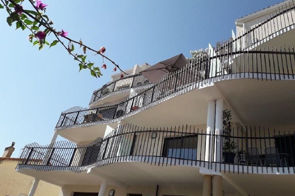 Apartment of 50 m2 for 2 people sea view and port air conditioning parking