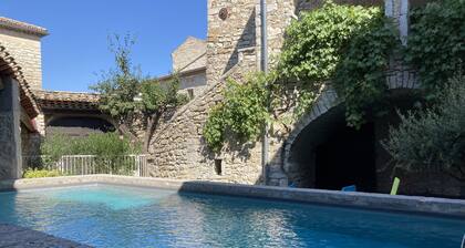 GĂźte avec piscine dans maison en pierre