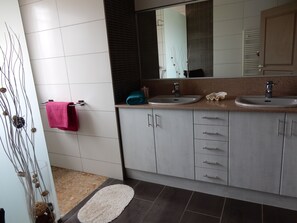 淋浴设施、吹风机