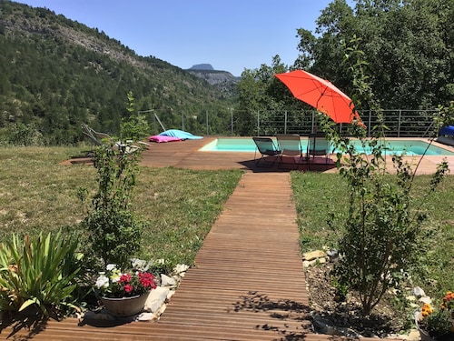 Large villa with swimming pool in a peaceful setting in the Baronnies provençales