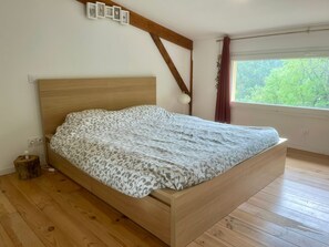 5 bedrooms, iron/ironing board, free WiFi, bed sheets