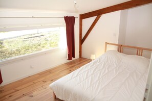 5 bedrooms, iron/ironing board, free WiFi, bed sheets