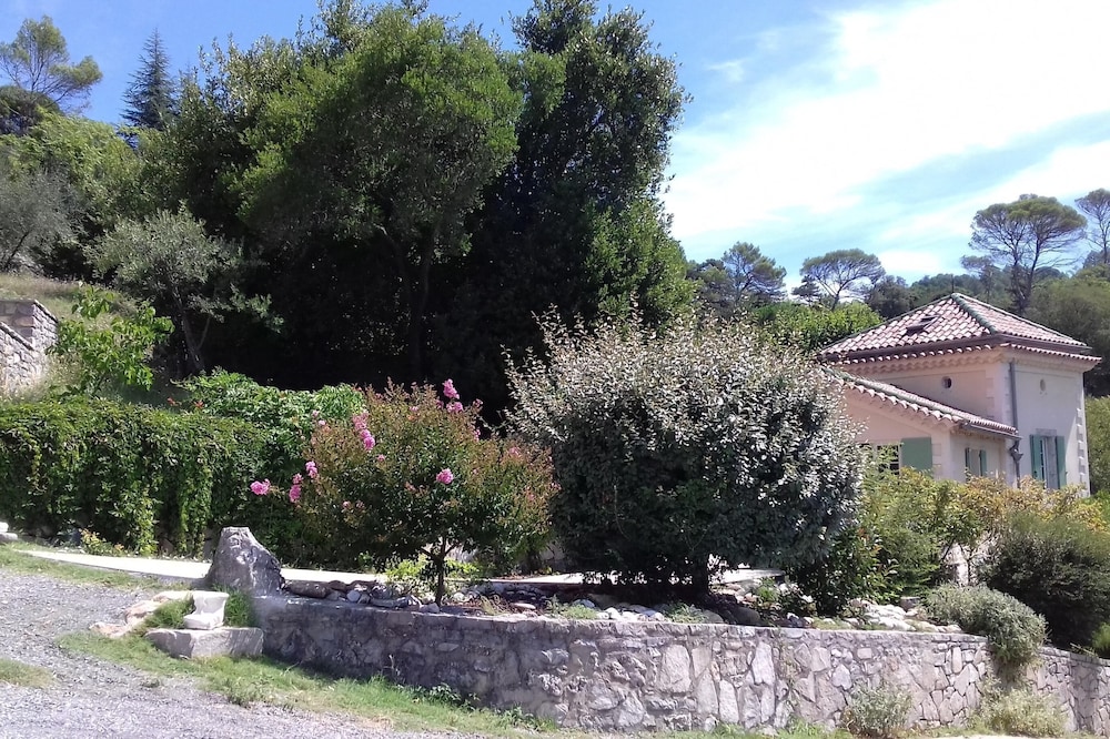 Comfortable Gite with pool close to the city and the countryside