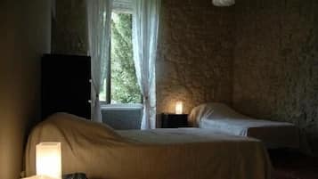3 slaapkamers, een strijkplank/strijkijzer, reisbedje, gratis wifi