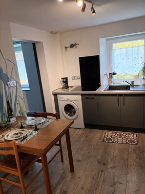 Kühlschrank, Mikrowelle, Ofen, Herdplatte