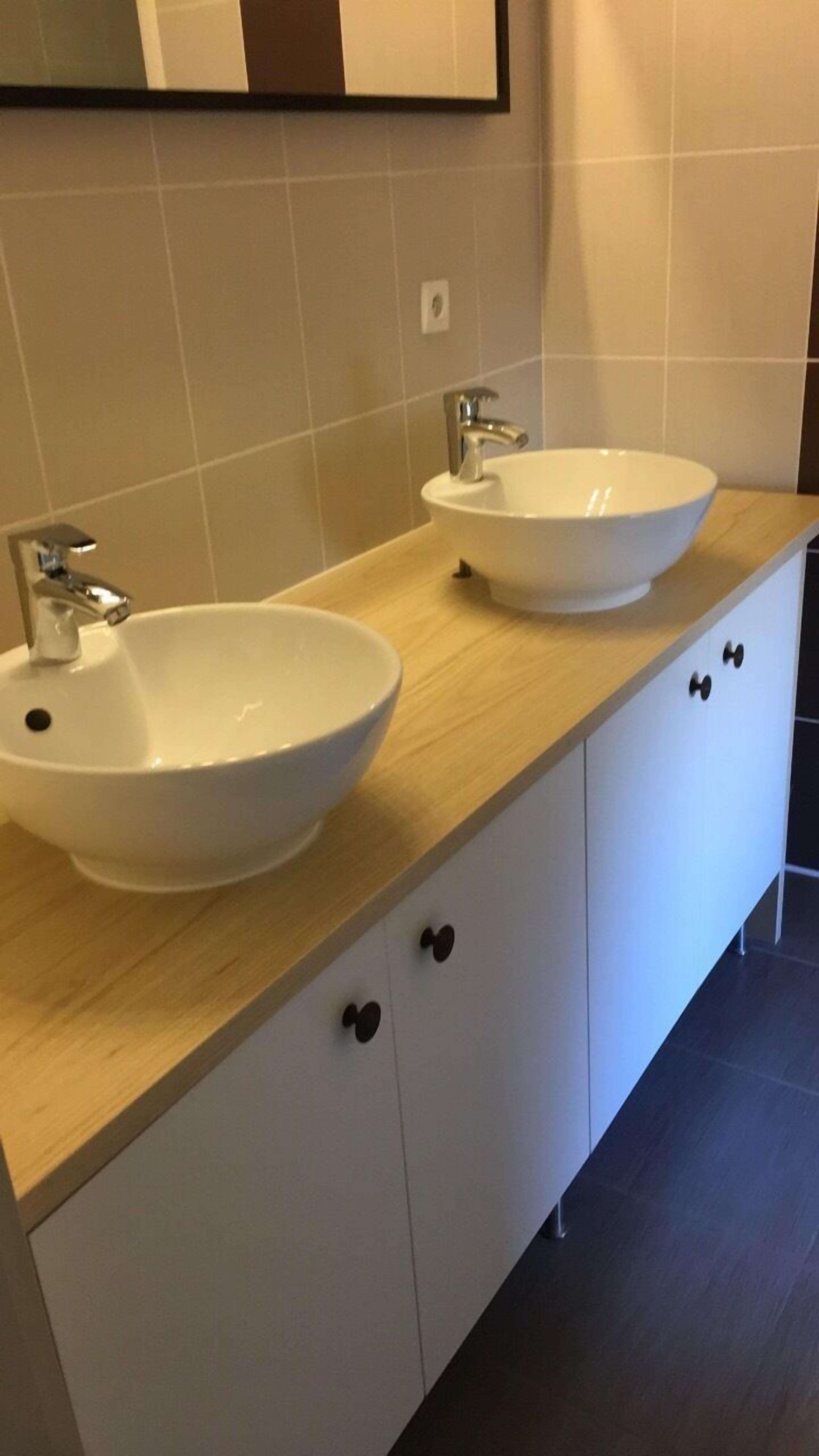 La cascade, gîte 100 m2, village center, in renovated house with 4 gîtes