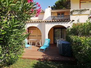 Outdoor dining - WATERFRONT HOME WITH SWIMMING POOL, TENNIS COURT AND BEACH AT THE END OF THE GARDEN (Porto-Vecchio)