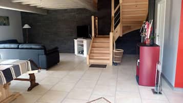 Televisión y chimenea