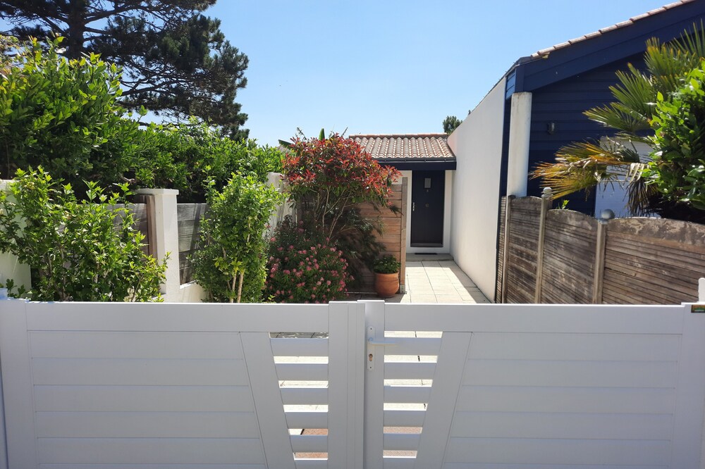 IN ST GILLES - House 300 m from the BEACH of BOISVINET (no OPPOSITE)