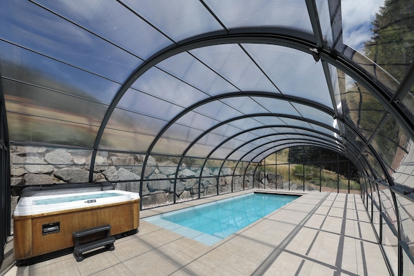 Piscine 4x10m, avec SPA sous abri haut de 16mx8m.