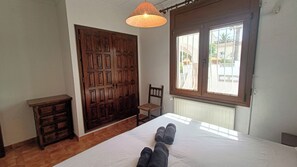 3 bedrooms, iron/ironing board, free WiFi - House with comunity pool for 5 or 6 poeple approx 1500 m from the beach (l'escala)
