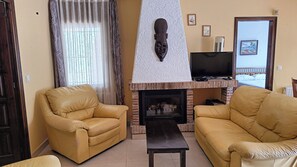 TV - House with comunity pool for 5 or 6 poeple approx 1500 m from the beach (l'escala)