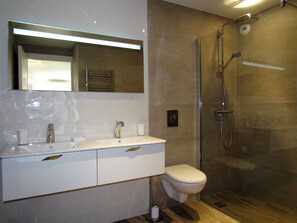 Shower, towels, soap, toilet paper - Magnificent garden level, private swimming pool, not overlooked, river 100m away (Biot)