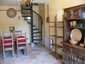 Dining - medieval cottage "Pastourelle" Mas in the XVIII (Bollène)