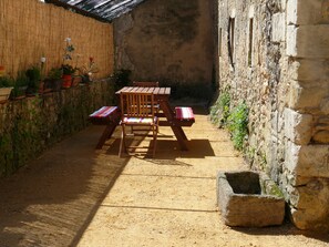 Outdoor dining - medieval cottage "Pastourelle" Mas in the XVIII (Bollène)