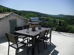 Outdoor dining - charming cottage in Provencal farmhouse with pool and SPA (Méthamis)