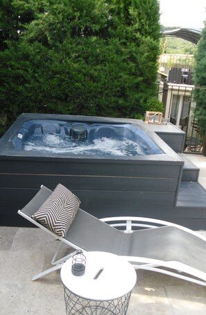 Outdoor spa tub - charming cottage in Provencal farmhouse with pool and SPA (Méthamis)