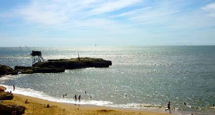 Beach – 50m away. Sleeps 8 people. Suitable for disabled persons