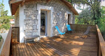 Beach – 50m away. Sleeps 8 people. Suitable for disabled persons